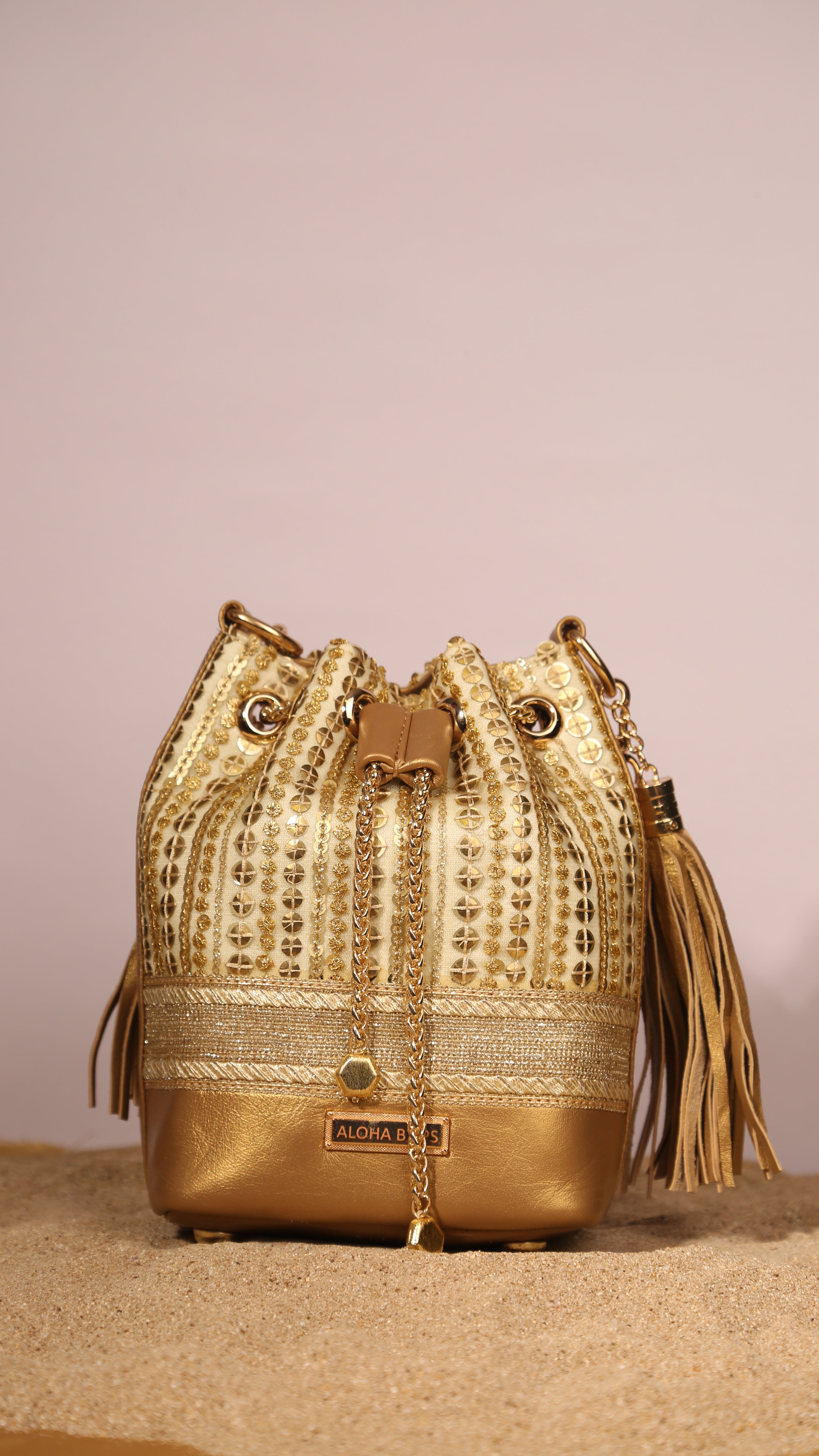 Beeba Bucket bag in Gold